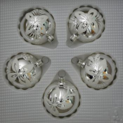 Kugeln silber mit Blumendekor, 5 Stück, Ø 5cm